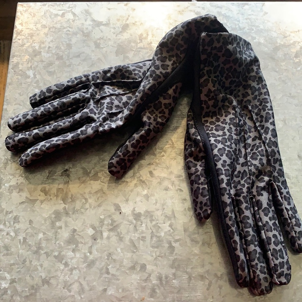 NWOT Isotoner gloves with leopard print black gray